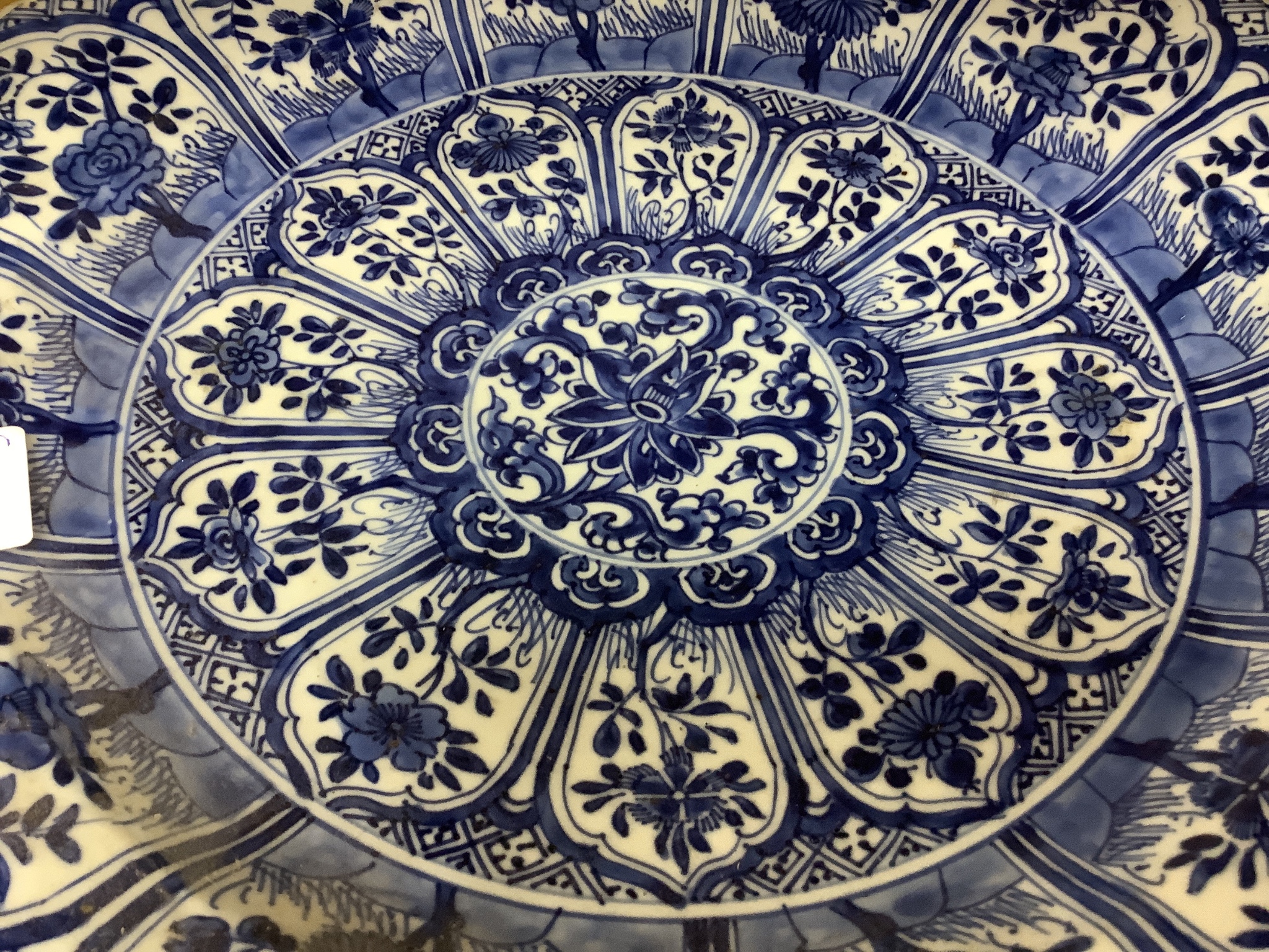A Chinese Kangxi blue and white charger, 37cm diameter. 38cm